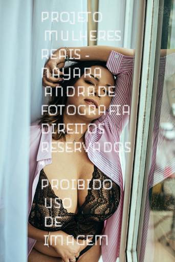 fotografia boudoir de ensaios femininos exaltando a beleza e sensualidade natural da mulher feitos pela fotografa premiada nayara andrade retratista premiada fotos para mulheres reais  com todo tipo fisico plus size e mulheres empoderadas