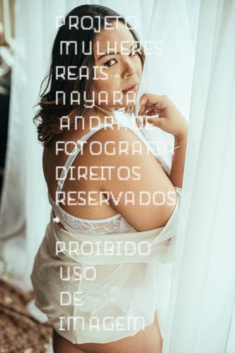 fotografia boudoir de ensaios femininos exaltando a beleza e sensualidade natural da mulher feitos pela fotografa premiada nayara andrade retratista premiada fotos para mulheres reais  com todo tipo fisico plus size e mulheres empoderadas
