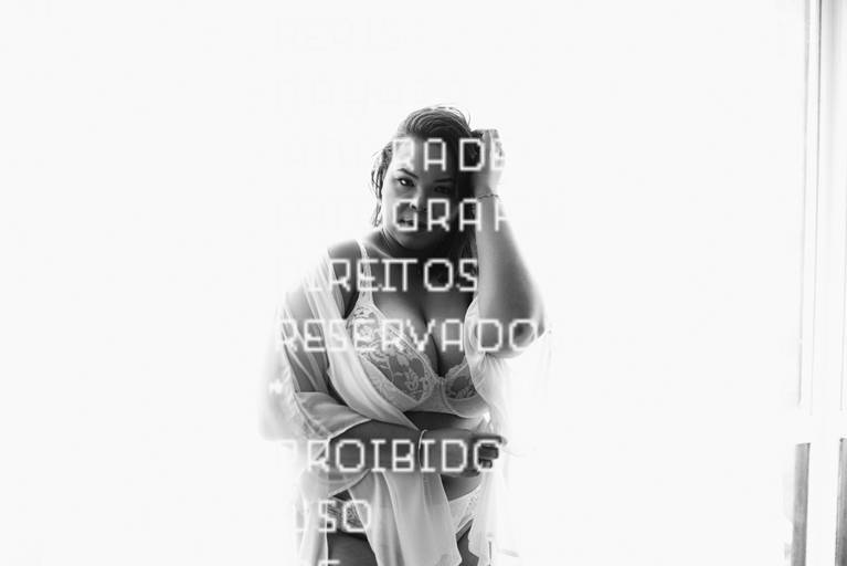 fotografia boudoir de ensaios femininos exaltando a beleza e sensualidade natural da mulher feitos pela fotografa premiada nayara andrade retratista premiada fotos para mulheres reais  com todo tipo fisico plus size e mulheres empoderadas