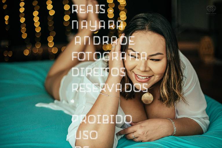 fotografia boudoir de ensaios femininos exaltando a beleza e sensualidade natural da mulher feitos pela fotografa premiada nayara andrade retratista premiada fotos para mulheres reais  com todo tipo fisico plus size e mulheres empoderadas