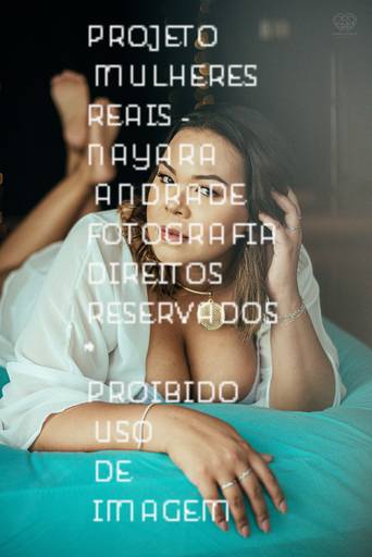 fotografia boudoir de ensaios femininos exaltando a beleza e sensualidade natural da mulher feitos pela fotografa premiada nayara andrade retratista premiada fotos para mulheres reais  com todo tipo fisico plus size e mulheres empoderadas