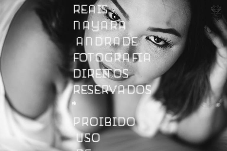 fotografia boudoir de ensaios femininos exaltando a beleza e sensualidade natural da mulher feitos pela fotografa premiada nayara andrade retratista premiada fotos para mulheres reais  com todo tipo fisico plus size e mulheres empoderadas