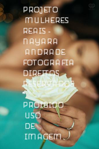 fotografia boudoir de ensaios femininos exaltando a beleza e sensualidade natural da mulher feitos pela fotografa premiada nayara andrade retratista premiada fotos para mulheres reais  com todo tipo fisico plus size e mulheres empoderadas