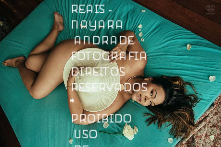 fotografia boudoir de ensaios femininos exaltando a beleza e sensualidade natural da mulher feitos pela fotografa premiada nayara andrade retratista premiada fotos para mulheres reais  com todo tipo fisico plus size e mulheres empoderadas