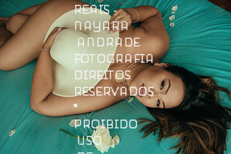 fotografia boudoir de ensaios femininos exaltando a beleza e sensualidade natural da mulher feitos pela fotografa premiada nayara andrade retratista premiada fotos para mulheres reais  com todo tipo fisico plus size e mulheres empoderadas
