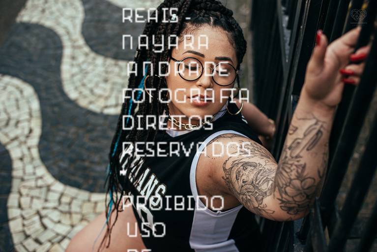 ensaios de mulheres exaltando a beleza feminina feitos no estudio da fotografa nayara andrade fotografia fotografa multi premiada no mundo mulheres reais em fotos espontaneas de boudoir sensual e fotos delicadas e leves no colchao em santos litoral e 