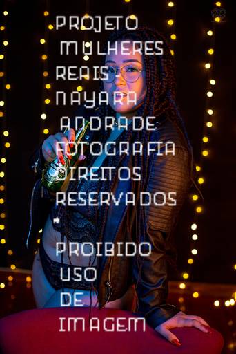 ensaios de mulheres exaltando a beleza feminina feitos no estudio da fotografa nayara andrade fotografia fotografa multi premiada no mundo mulheres reais em fotos espontaneas de boudoir sensual e fotos delicadas e leves no colchao em santos litoral e 