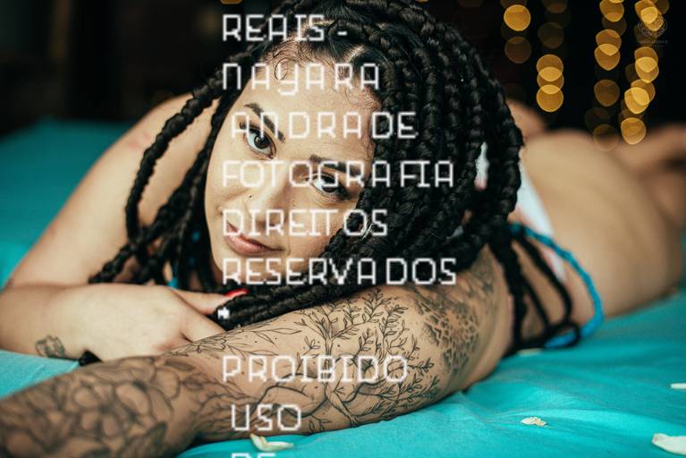 ensaios de mulheres exaltando a beleza feminina feitos no estudio da fotografa nayara andrade fotografia fotografa multi premiada no mundo mulheres reais em fotos espontaneas de boudoir sensual e fotos delicadas e leves no colchao em santos litoral e 