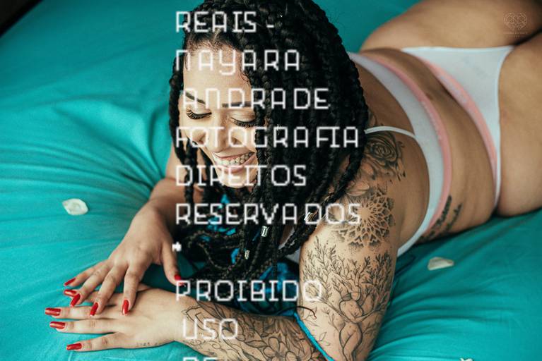 ensaios de mulheres exaltando a beleza feminina feitos no estudio da fotografa nayara andrade fotografia fotografa multi premiada no mundo mulheres reais em fotos espontaneas de boudoir sensual e fotos delicadas e leves no colchao em santos litoral e 