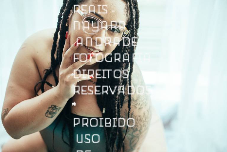 ensaios de mulheres exaltando a beleza feminina feitos no estudio da fotografa nayara andrade fotografia fotografa multi premiada no mundo mulheres reais em fotos espontaneas de boudoir sensual e fotos delicadas e leves no colchao em santos litoral e 