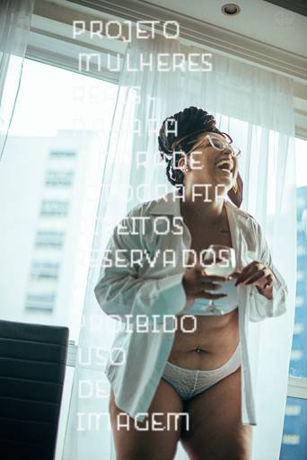 ensaios de mulheres exaltando a beleza feminina feitos no estudio da fotografa nayara andrade fotografia fotografa multi premiada no mundo mulheres reais em fotos espontaneas de boudoir sensual e fotos delicadas e leves no colchao em santos litoral e 