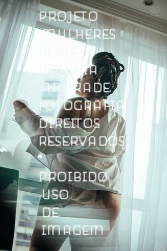 ensaios de mulheres exaltando a beleza feminina feitos no estudio da fotografa nayara andrade fotografia fotografa multi premiada no mundo mulheres reais em fotos espontaneas de boudoir sensual e fotos delicadas e leves no colchao em santos litoral e 