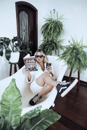 fotografia boudoir de ensaios femininos exaltando a beleza e sensualidade natural da mulher feitos pela fotografa premiada nayara andrade retratista premiada fotos para mulheres reais  com todo tipo fisico plus size e mulheres empoderadas