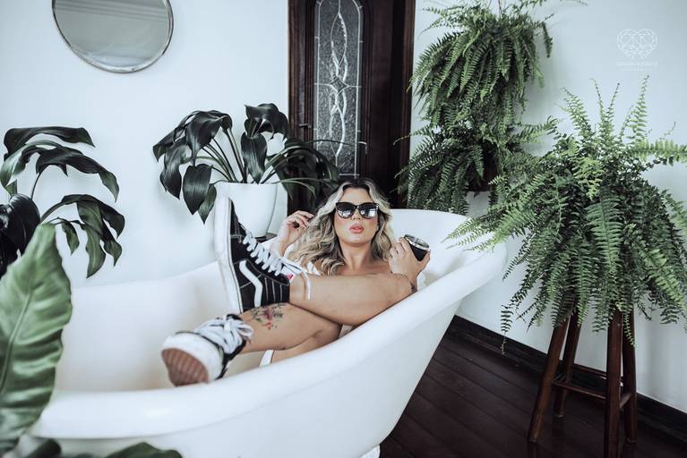 fotografia boudoir de ensaios femininos exaltando a beleza e sensualidade natural da mulher feitos pela fotografa premiada nayara andrade retratista premiada fotos para mulheres reais  com todo tipo fisico plus size e mulheres empoderadas