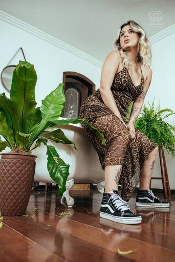 fotografia boudoir de ensaios femininos exaltando a beleza e sensualidade natural da mulher feitos pela fotografa premiada nayara andrade retratista premiada fotos para mulheres reais  com todo tipo fisico plus size e mulheres empoderadas