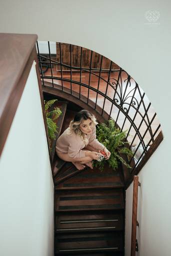 fotografia boudoir de ensaios femininos exaltando a beleza e sensualidade natural da mulher feitos pela fotografa premiada nayara andrade retratista premiada fotos para mulheres reais  com todo tipo fisico plus size e mulheres empoderadas