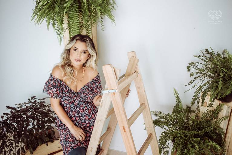 fotografia boudoir de ensaios femininos exaltando a beleza e sensualidade natural da mulher feitos pela fotografa premiada nayara andrade retratista premiada fotos para mulheres reais  com todo tipo fisico plus size e mulheres empoderadas