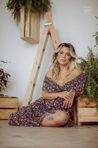 fotografia boudoir de ensaios femininos exaltando a beleza e sensualidade natural da mulher feitos pela fotografa premiada nayara andrade retratista premiada fotos para mulheres reais  com todo tipo fisico plus size e mulheres empoderadas