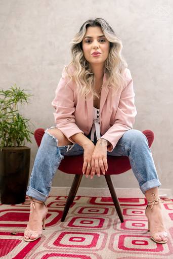 fotografia boudoir de ensaios femininos exaltando a beleza e sensualidade natural da mulher feitos pela fotografa premiada nayara andrade retratista premiada fotos para mulheres reais  com todo tipo fisico plus size e mulheres empoderadas