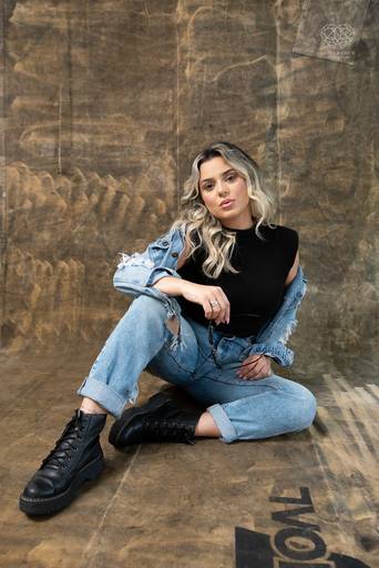 fotografia boudoir de ensaios femininos exaltando a beleza e sensualidade natural da mulher feitos pela fotografa premiada nayara andrade retratista premiada fotos para mulheres reais  com todo tipo fisico plus size e mulheres empoderadas