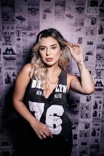 fotografia boudoir de ensaios femininos exaltando a beleza e sensualidade natural da mulher feitos pela fotografa premiada nayara andrade retratista premiada fotos para mulheres reais  com todo tipo fisico plus size e mulheres empoderadas