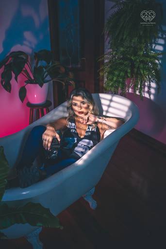 fotografia boudoir de ensaios femininos exaltando a beleza e sensualidade natural da mulher feitos pela fotografa premiada nayara andrade retratista premiada fotos para mulheres reais  com todo tipo fisico plus size e mulheres empoderadas