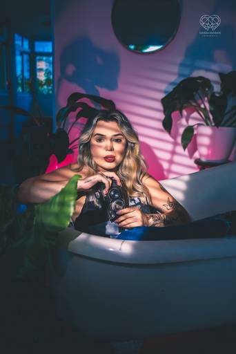 fotografia boudoir de ensaios femininos exaltando a beleza e sensualidade natural da mulher feitos pela fotografa premiada nayara andrade retratista premiada fotos para mulheres reais  com todo tipo fisico plus size e mulheres empoderadas