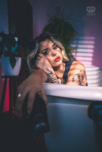 fotografia boudoir de ensaios femininos exaltando a beleza e sensualidade natural da mulher feitos pela fotografa premiada nayara andrade retratista premiada fotos para mulheres reais  com todo tipo fisico plus size e mulheres empoderadas