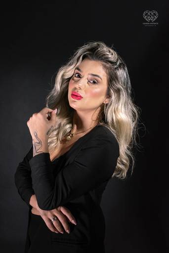fotografia boudoir de ensaios femininos exaltando a beleza e sensualidade natural da mulher feitos pela fotografa premiada nayara andrade retratista premiada fotos para mulheres reais  com todo tipo fisico plus size e mulheres empoderadas
