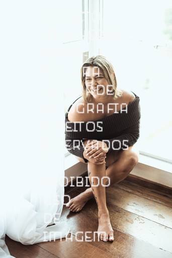 ensaios de mulheres exaltando a beleza feminina feitos no estudio da fotografa nayara andrade fotografia fotografa multi premiada no mundo mulheres reais em fotos espontaneas de boudoir sensual e fotos delicadas e leves no colchao em santos litoral e ensa