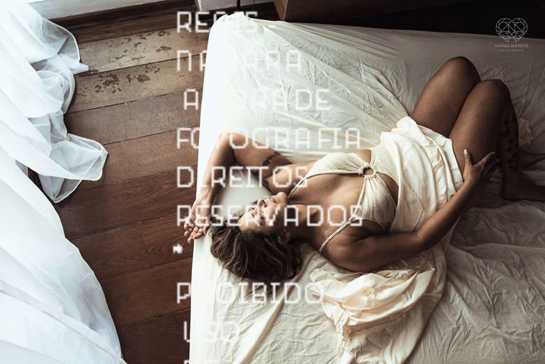 ensaios de mulheres exaltando a beleza feminina feitos no estudio da fotografa nayara andrade fotografia fotografa multi premiada no mundo mulheres reais em fotos espontaneas de boudoir sensual e fotos delicadas e leves no colchao em santos litoral e 