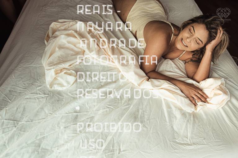 ensaios de mulheres exaltando a beleza feminina feitos no estudio da fotografa nayara andrade fotografia fotografa multi premiada no mundo mulheres reais em fotos espontaneas de boudoir sensual e fotos delicadas e leves no colchao em santos litoral e 