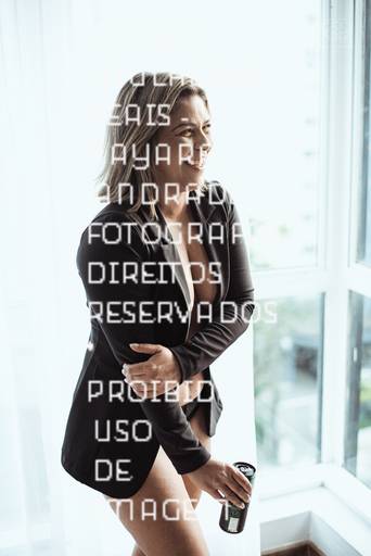 ensaios de mulheres exaltando a beleza feminina feitos no estudio da fotografa nayara andrade fotografia fotografa multi premiada no mundo mulheres reais em fotos espontaneas de boudoir sensual e fotos delicadas e leves no colchao em santos litoral e 