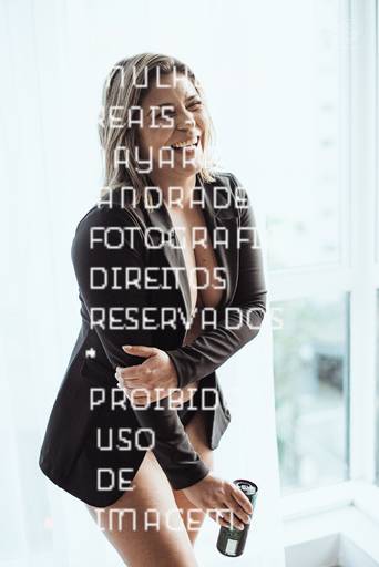 ensaios de mulheres exaltando a beleza feminina feitos no estudio da fotografa nayara andrade fotografia fotografa multi premiada no mundo mulheres reais em fotos espontaneas de boudoir sensual e fotos delicadas e leves no colchao em santos litoral e 