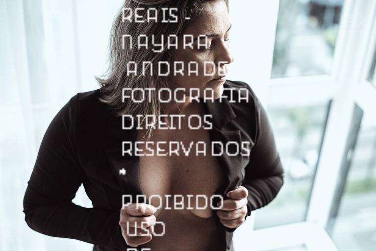 ensaios de mulheres exaltando a beleza feminina feitos no estudio da fotografa nayara andrade fotografia fotografa multi premiada no mundo mulheres reais em fotos espontaneas de boudoir sensual e fotos delicadas e leves no colchao em santos litoral e 