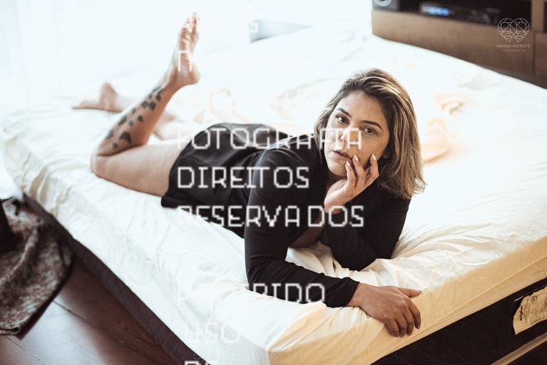 ensaios de mulheres exaltando a beleza feminina feitos no estudio da fotografa nayara andrade fotografia fotografa multi premiada no mundo mulheres reais em fotos espontaneas de boudoir sensual e fotos delicadas e leves no colchao em santos litoral e 