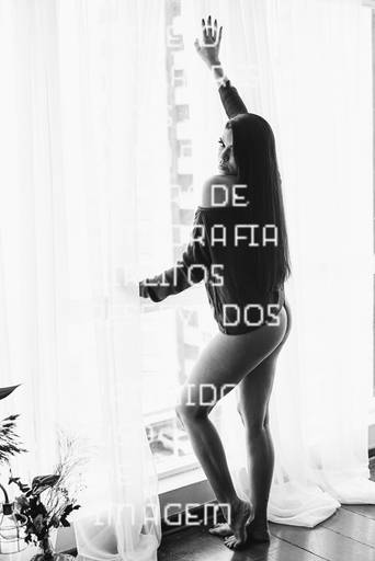 ensaios de mulheres exaltando a beleza feminina feitos no estudio da fotografa nayara andrade fotografia fotografa multi premiada no mundo mulheres reais em fotos espontaneas de boudoir sensual e fotos delicadas e leves no colchao em santos litoral e 