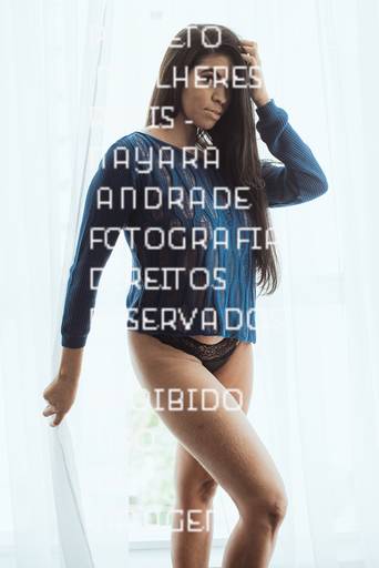 ensaios de mulheres exaltando a beleza feminina feitos no estudio da fotografa nayara andrade fotografia fotografa multi premiada no mundo mulheres reais em fotos espontaneas de boudoir sensual e fotos delicadas e leves no colchao em santos litoral e 