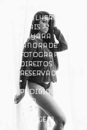 ensaios de mulheres exaltando a beleza feminina feitos no estudio da fotografa nayara andrade fotografia fotografa multi premiada no mundo mulheres reais em fotos espontaneas de boudoir sensual e fotos delicadas e leves no colchao em santos litoral e 