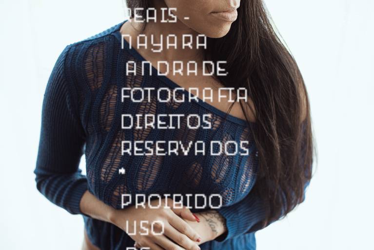 ensaios de mulheres exaltando a beleza feminina feitos no estudio da fotografa nayara andrade fotografia fotografa multi premiada no mundo mulheres reais em fotos espontaneas de boudoir sensual e fotos delicadas e leves no colchao em santos litoral e 