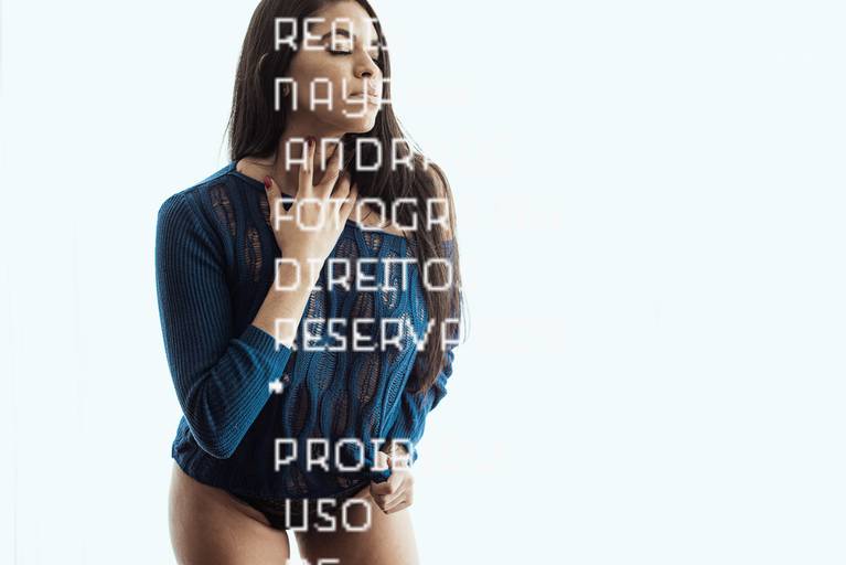 ensaios de mulheres exaltando a beleza feminina feitos no estudio da fotografa nayara andrade fotografia fotografa multi premiada no mundo mulheres reais em fotos espontaneas de boudoir sensual e fotos delicadas e leves no colchao em santos litoral e 