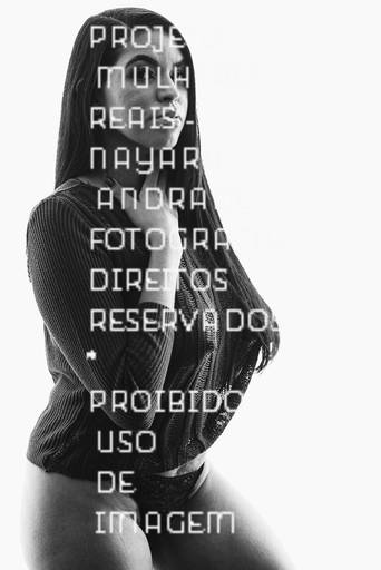 ensaios de mulheres exaltando a beleza feminina feitos no estudio da fotografa nayara andrade fotografia fotografa multi premiada no mundo mulheres reais em fotos espontaneas de boudoir sensual e fotos delicadas e leves no colchao em santos litoral e 
