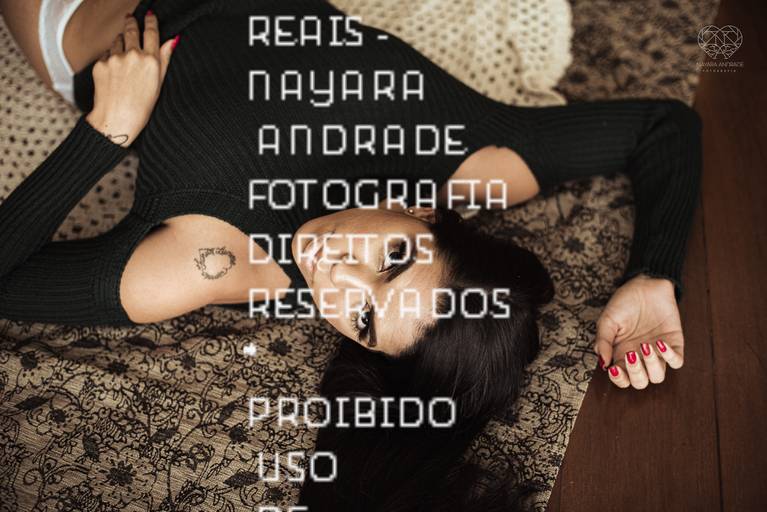 ensaios de mulheres exaltando a beleza feminina feitos no estudio da fotografa nayara andrade fotografia fotografa multi premiada no mundo mulheres reais em fotos espontaneas de boudoir sensual e fotos delicadas e leves no colchao em santos litoral e 