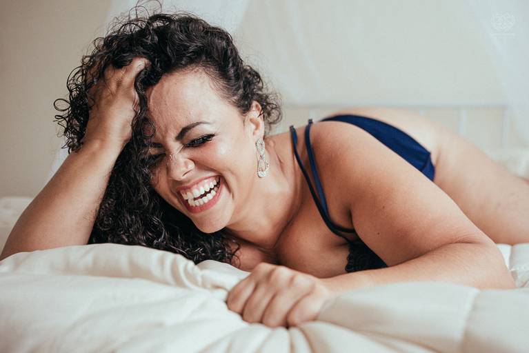 fotografia boudoir de ensaios femininos exaltando a beleza e sensualidade natural da mulher feitos pela fotografa premiada nayara andrade retratista premiada fotos para mulheres reais  com todo tipo fisico plus size e mulheres empoderadas