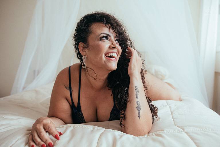 fotografia boudoir de ensaios femininos exaltando a beleza e sensualidade natural da mulher feitos pela fotografa premiada nayara andrade retratista premiada fotos para mulheres reais  com todo tipo fisico plus size e mulheres empoderadas