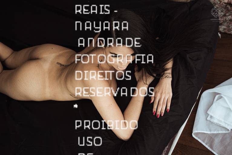 ensaios de mulheres exaltando a beleza feminina feitos no estudio da fotografa nayara andrade fotografia fotografa multi premiada no mundo mulheres reais em fotos espontaneas de boudoir sensual e fotos delicadas e leves no colchao em santos litoral e 