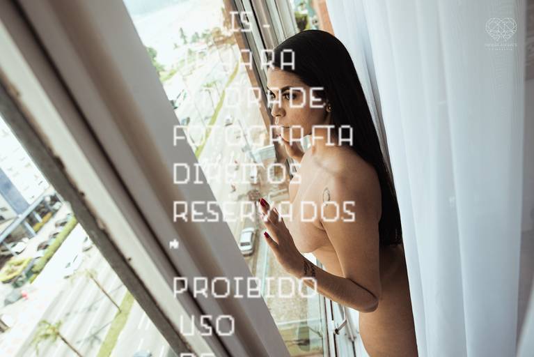 ensaios de mulheres exaltando a beleza feminina feitos no estudio da fotografa nayara andrade fotografia fotografa multi premiada no mundo mulheres reais em fotos espontaneas de boudoir sensual e fotos delicadas e leves no colchao em santos litoral e 
