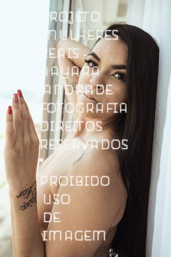 ensaios de mulheres exaltando a beleza feminina feitos no estudio da fotografa nayara andrade fotografia fotografa multi premiada no mundo mulheres reais em fotos espontaneas de boudoir sensual e fotos delicadas e leves no colchao em santos litoral e 
