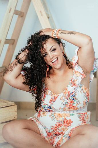 fotografia boudoir de ensaios femininos exaltando a beleza e sensualidade natural da mulher feitos pela fotografa premiada nayara andrade retratista premiada fotos para mulheres reais  com todo tipo fisico plus size e mulheres empoderadas