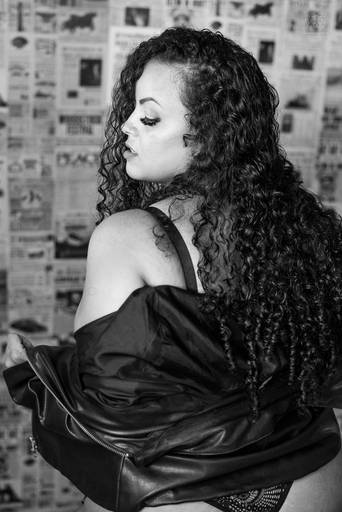 fotografia boudoir de ensaios femininos exaltando a beleza e sensualidade natural da mulher feitos pela fotografa premiada nayara andrade retratista premiada fotos para mulheres reais  com todo tipo fisico plus size e mulheres empoderadas